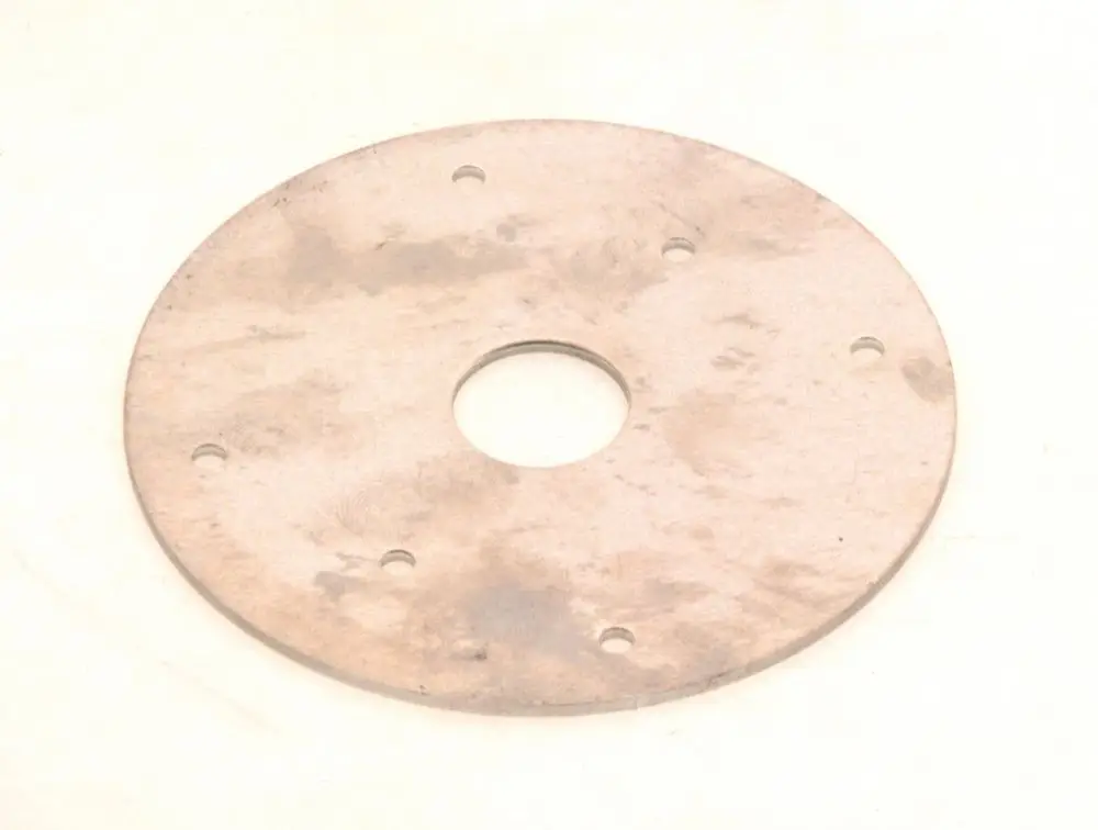 Runde Metallplatte mit Loch in der Mitte und mehreren Schraublöchern am Rand. Sie gehört zu einem Bosch Produkt, das mit Abgas-Absperrklappen in Verbindung steht.
